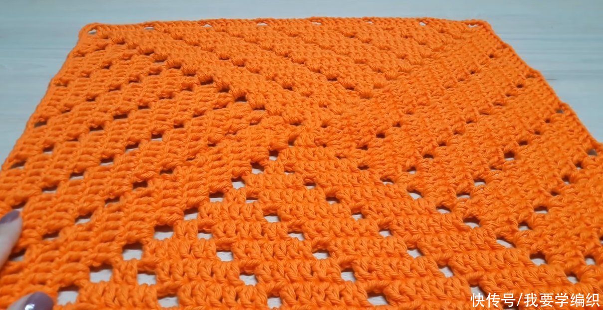  做成|清新简约的钩针方片，可当坐垫或做成抱枕，镂空条三角拼接片教程