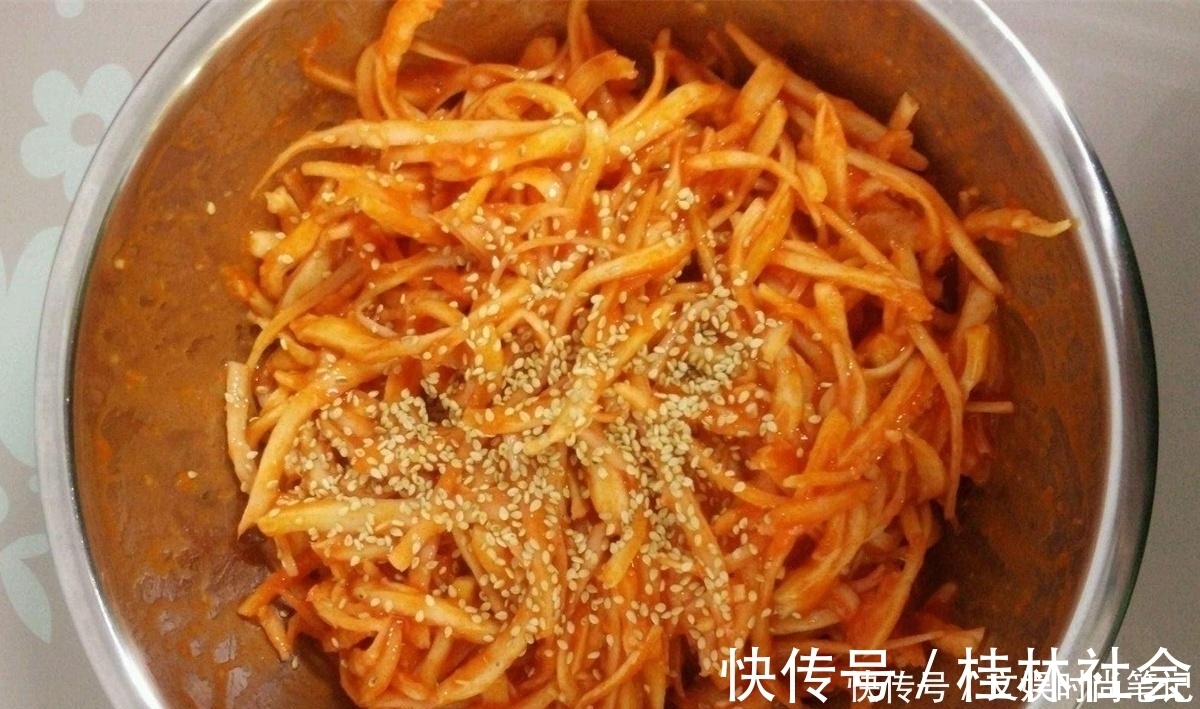 泡菜|农村一种特殊野菜,根似人参营养高,做成泡菜超下饭,见到别错过