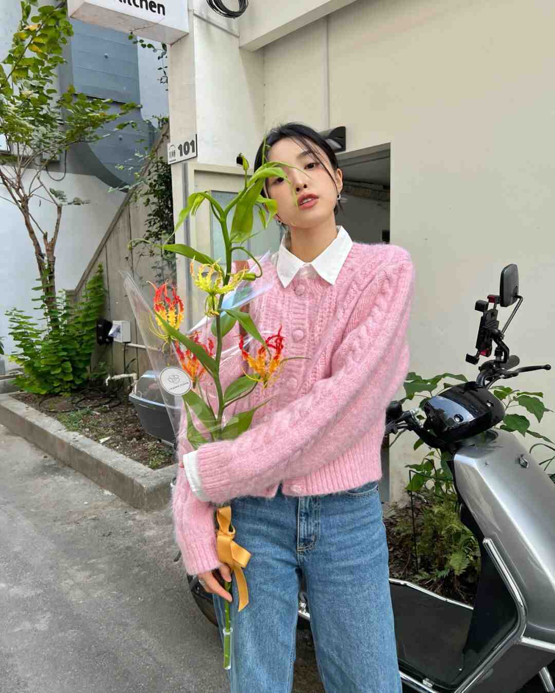 qq秀|开春不知道怎样穿?用粉色毛衣搭配这几条下装,真的封神了