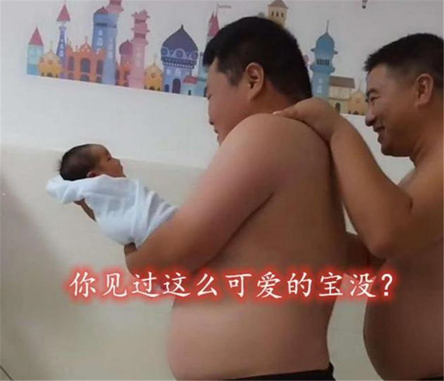 爸爸和舅舅抢着抱新生儿，眼神很宠溺，像极了猪八戒看“人参果”