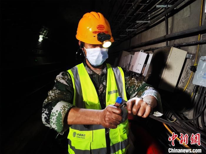 挑灯|武汉网络施工人员挑灯铺设地铁隧道5G信号