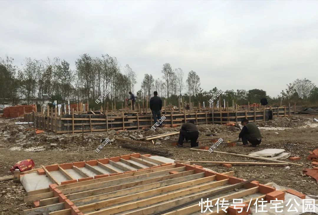 露台|河南农村10万买地，3层洋楼65万盖好，旋转楼梯配露台简直完美