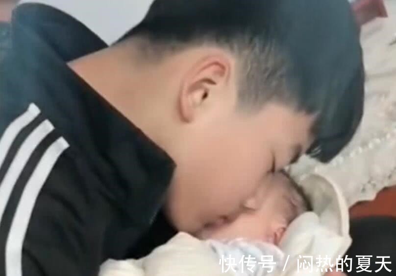 妹妹|18岁儿子喜当哥,嘴上说不稀罕,看到妹妹后画风立转,太温馨了