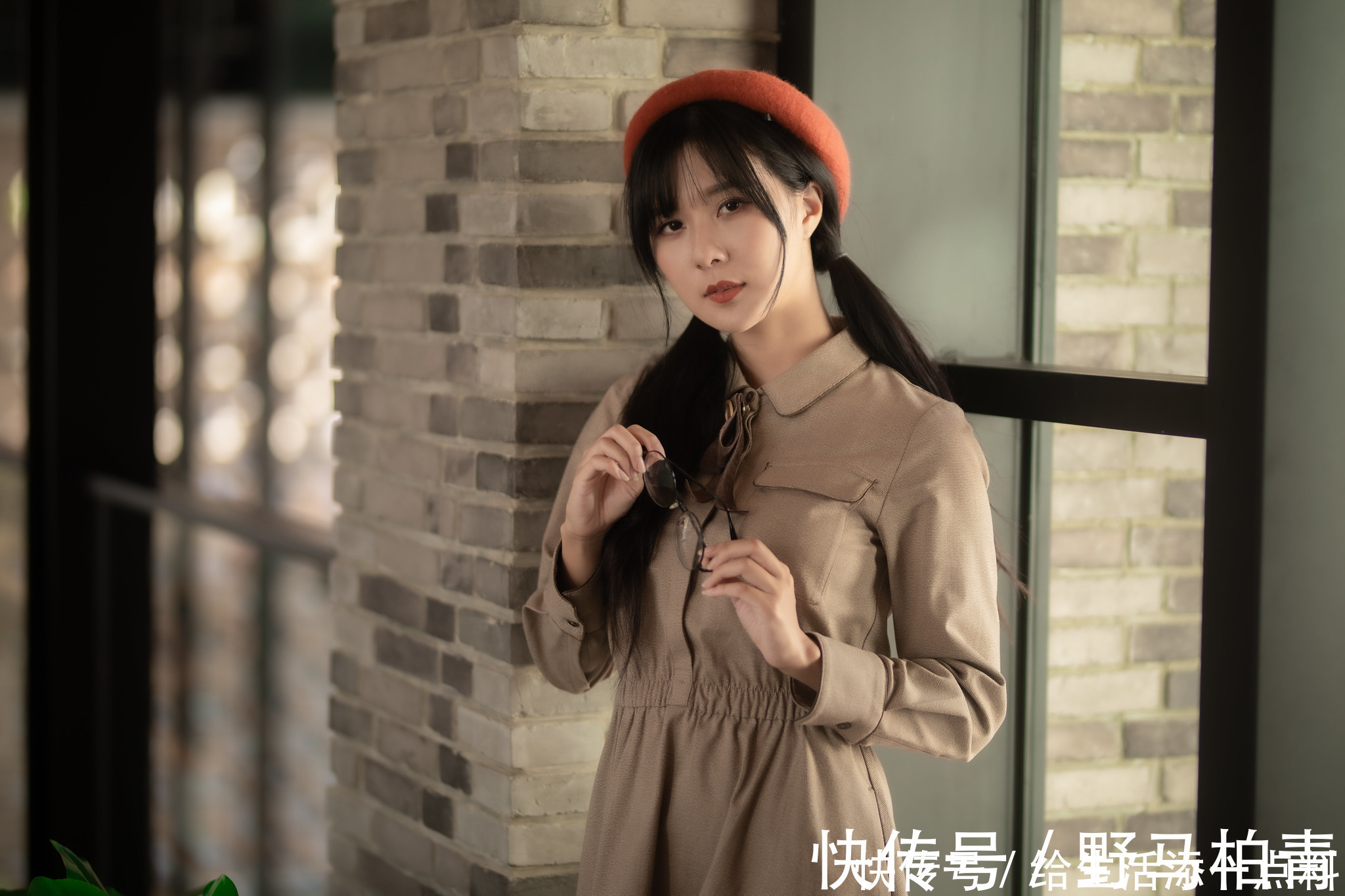 小帽|靓丽美女陈郁晴时尚风衣写真,搭配一款圆顶小帽还有那么一点俏皮