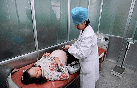 八个月|8个月孕妇摔跤,切开肚子看到婴儿,医生和护士瞬间不淡定