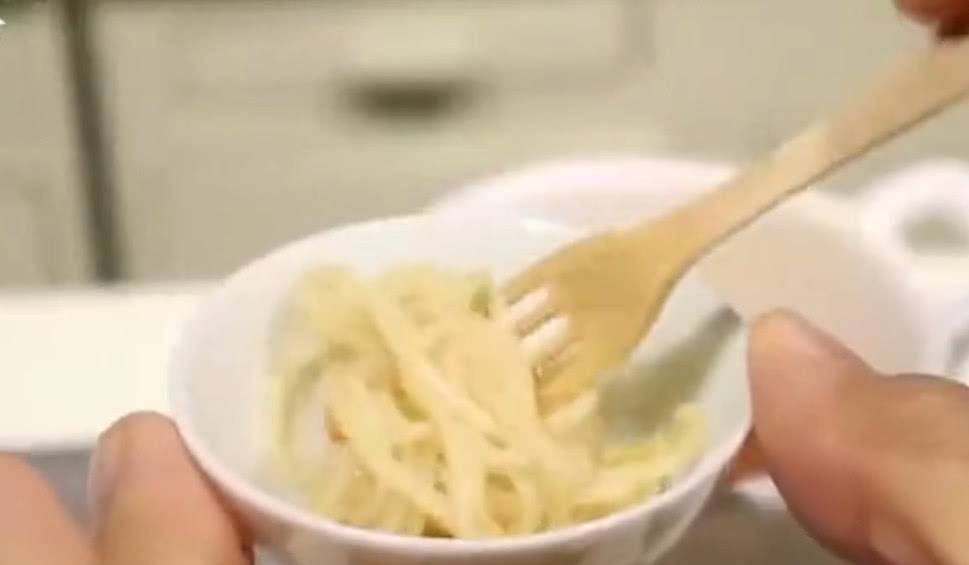 样子的方便面|世界上最小的泡面,一包只能够吃一口,网友给我五十包都吃不饱