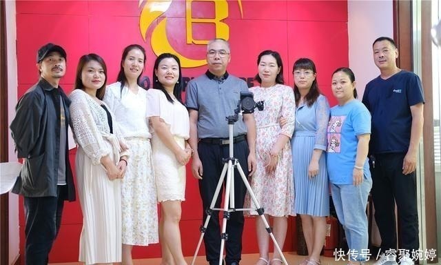 抖音|公司老板带员工跨界玩抖音，大笑称达到了人生的巅峰