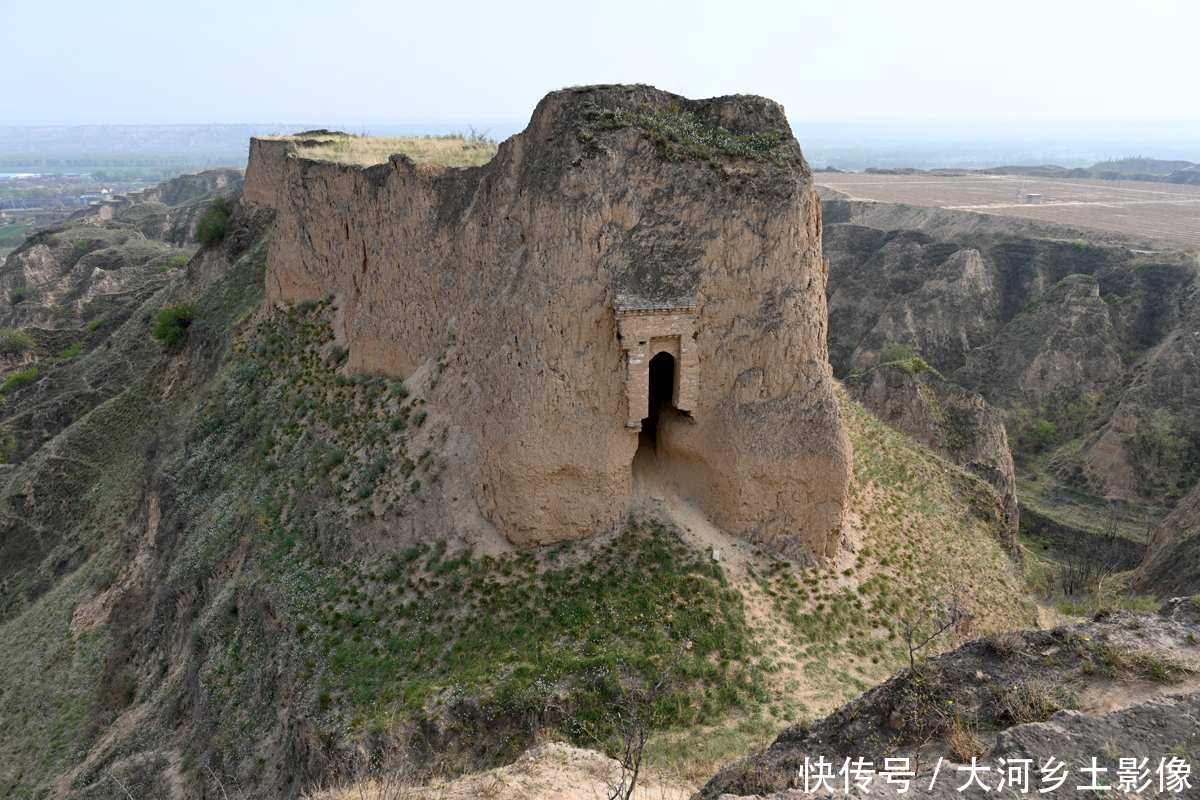 大门|黄土高坡百米绝壁藏神秘古堡，无人知道原委，80岁大娘揭开秘密