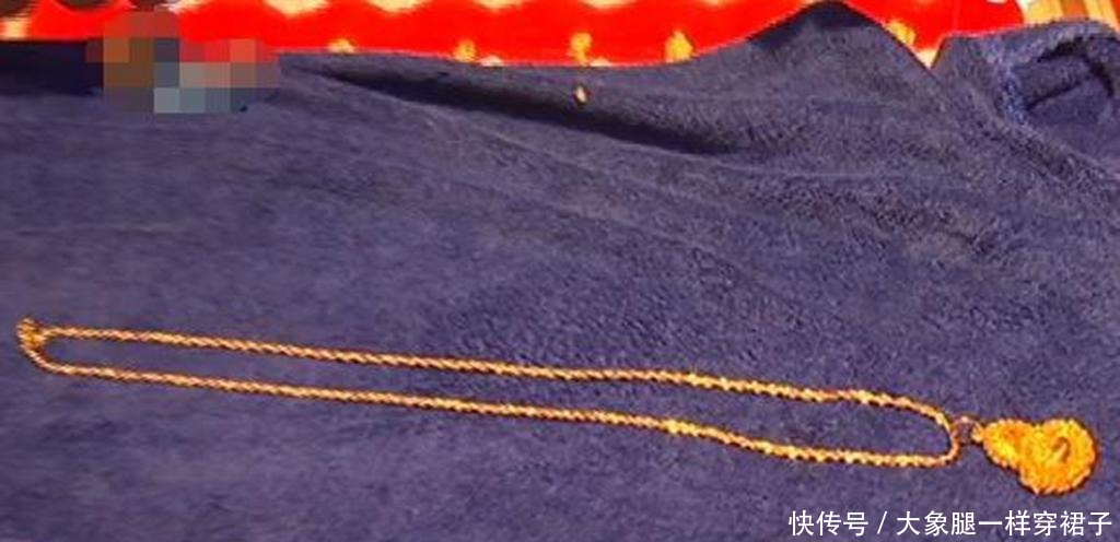 发黑|女子收到老公送的金项链, 戴了几天金子发黑, 店长 你弄脏了!