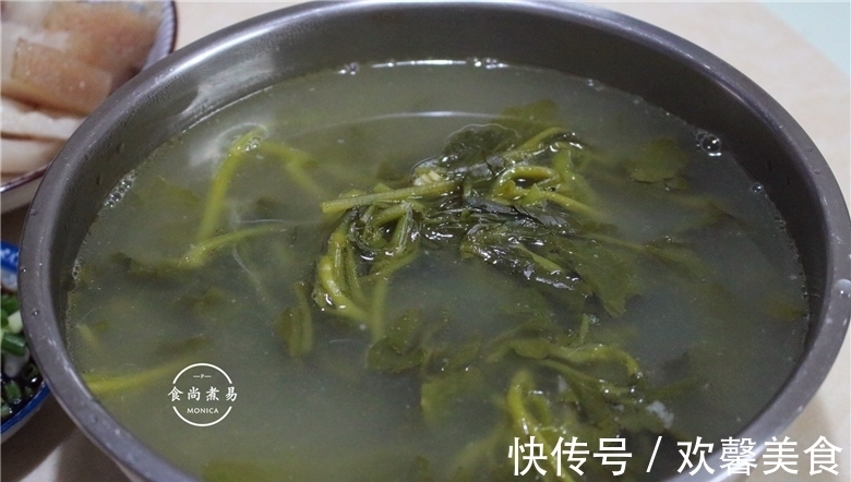 小姑子来吃饭，婆婆下厨做了四菜一汤，荤素搭配，比饭店有滋味