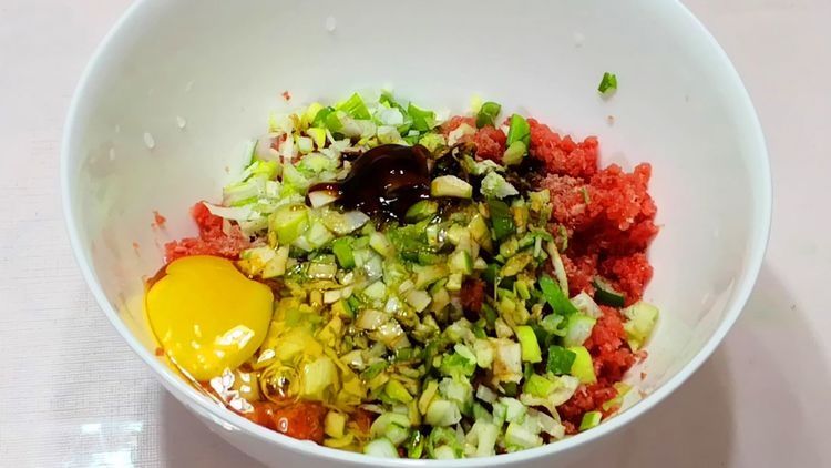 茴香饺子怎么调馅好吃?原来有秘诀,茴香翠绿又入味,鲜美又多汁