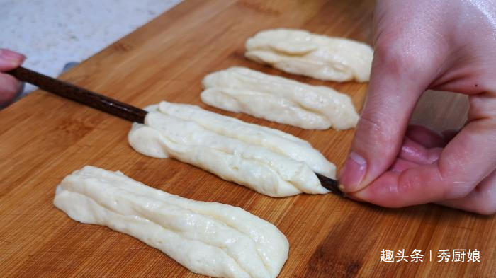 炸油条时,有人加鸡蛋,有人加泡打粉,其实都不对,教你正确做法