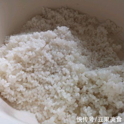 快手|简单快手又下饭的丝瓜海鲜煲仔饭，吃起来那叫一个香