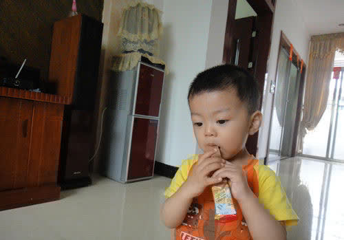 脾虚|7岁前管住孩子的嘴,医生:3种食物让娃少碰,积食脾虚难长个