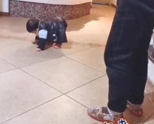 宝妈|孩子摔倒在地赖皮不起,奶奶的'神操作',网友:隔辈育儿典范