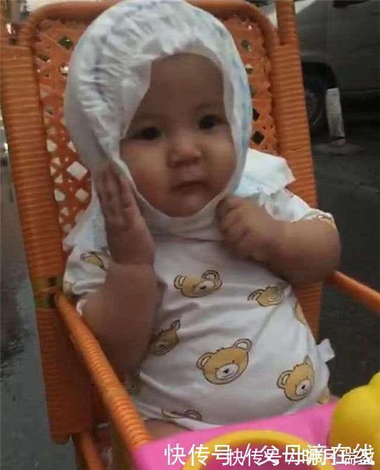 想笑|宝妈带宝宝出门没拿伞,路上突然下雨,急中生智的做法让人想笑