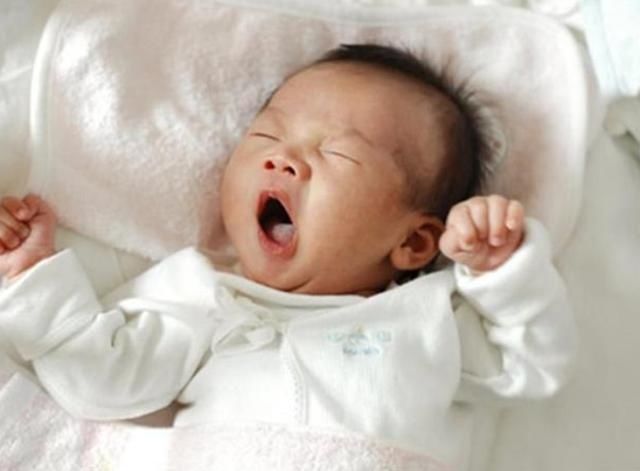 喂奶|宝宝喝完奶后“很乖”,奶奶却看出不对劲,及时出手救了孩子一命