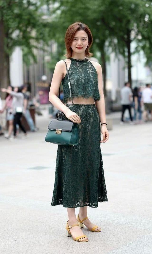 背心|气质出众的小美女，牛仔半裙搭配蓝色背心，非常的帅气