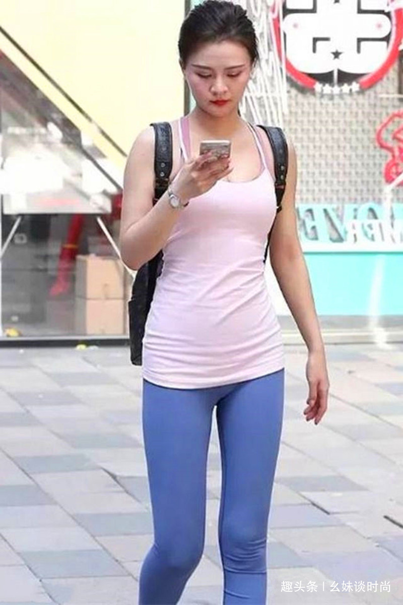 街拍|路人街拍，银色吊带衫搭配蓝色长裙，小姐姐时尚又个性