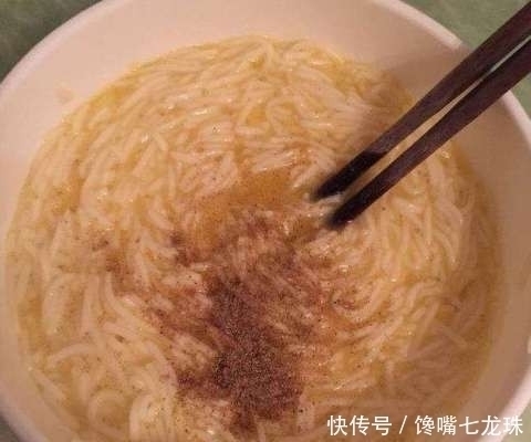 吃不完的面条千万不要倒掉,加几个鸡蛋处理后就是一道美食