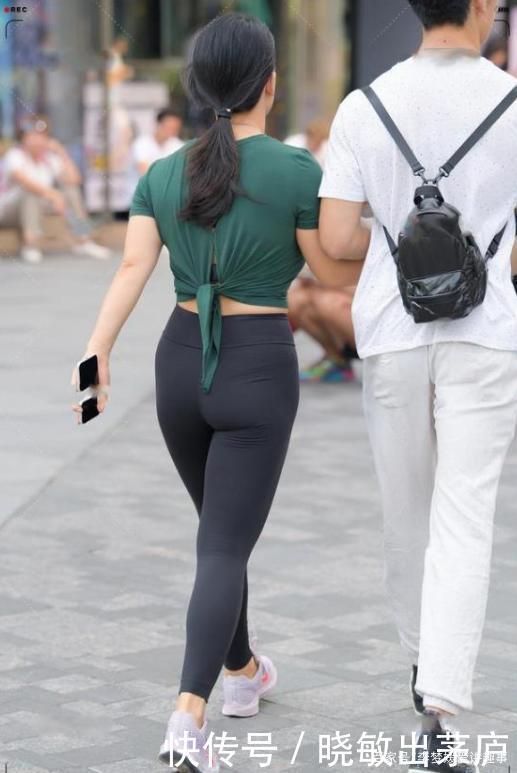 黑色健美裤搭配纯色短袖,清新活力,运动感十足