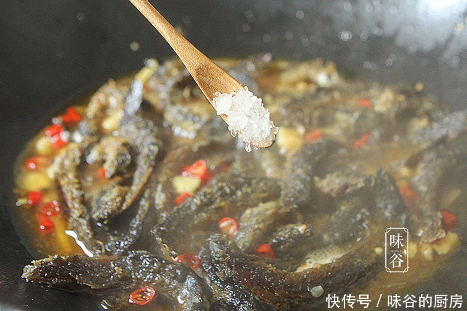 下饭|冬天，多给家人吃此这鱼，肉质细腻刺又少，简单焖一焖鲜香下饭