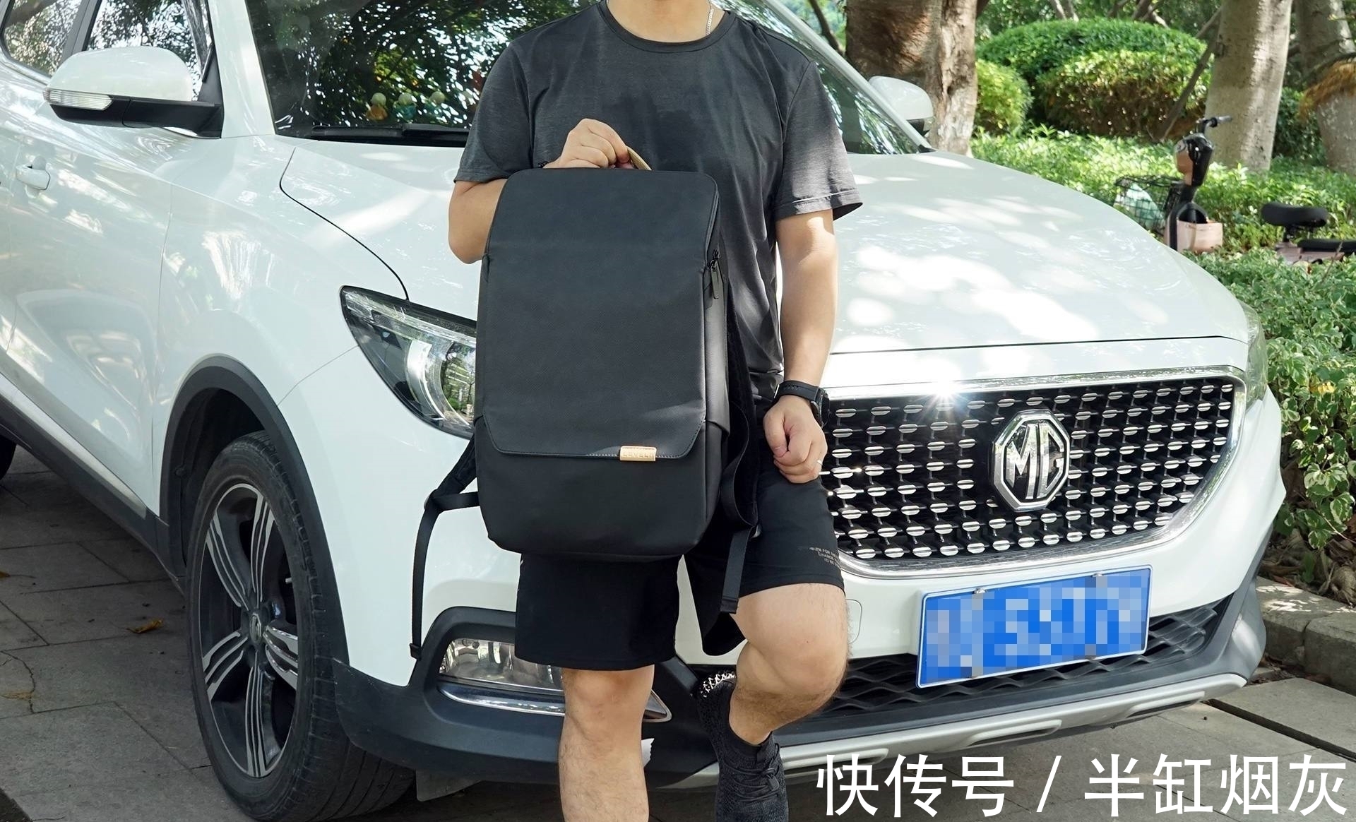 笔者 男人的背包就应该是这样有棱角,不复杂!第一眼就爱上了