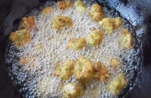 炸萝卜丸子,别再加淀粉,加上这2样就够了,丸子蓬松酥脆,好吃
