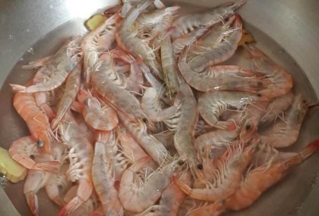  做白灼虾时，什么时候下锅很重要，别不在意，做错虾不鲜腥味重