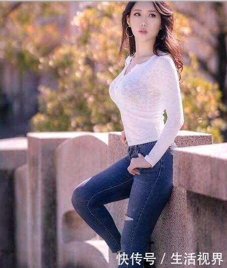  有种|时尚美女搭配牛仔裤，有种走起路来带风的效果！
