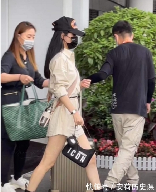 漫画|赵丽颖在机场被拍,身上背着水壶被多人护送,漫画腿吸睛