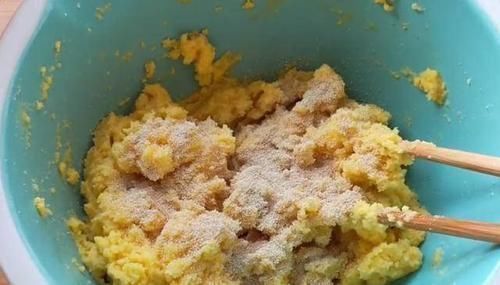 玉米面|把玉米面用开水一烫,加2鸡蛋,不用油,不二次饧发,越嚼越香