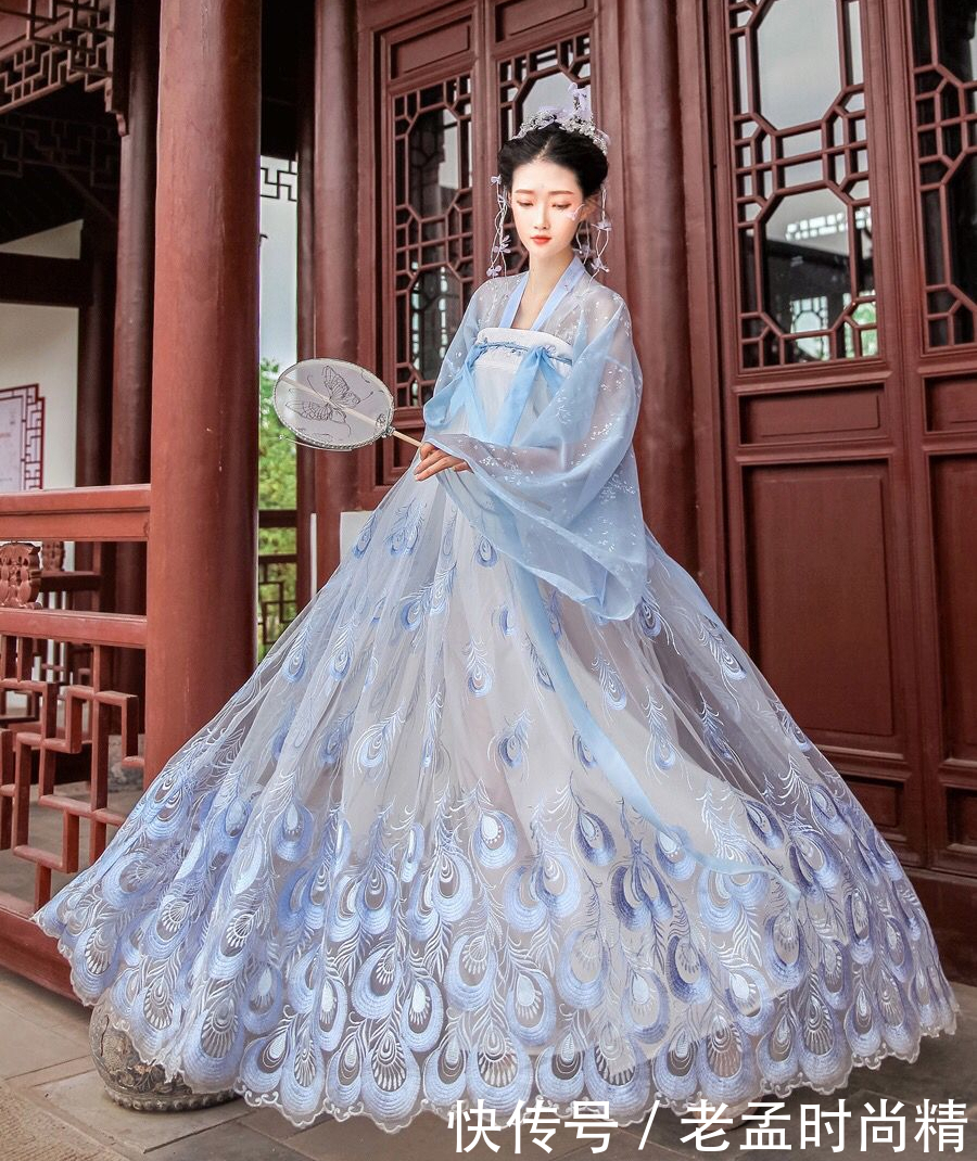 最近火了一种“孔雀”汉服，路人觉得很漂亮，同袍看了却直呼尴尬