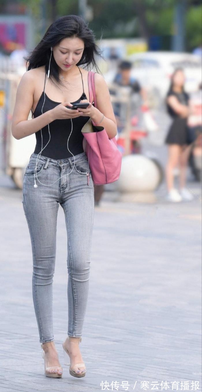 裤子 深灰色长袖针织衣搭配高腰牛仔裤,清纯可爱,少女感十足