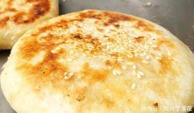 这个烧饼我都不敢经常做,不用发面、不用醒面,锅里烙一烙,连吃三个不过瘾!