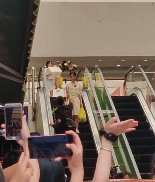 泡沫箱|姚安娜去采购,结束后拎着两个袋子,还抱着一个泡沫箱,太吃力了
