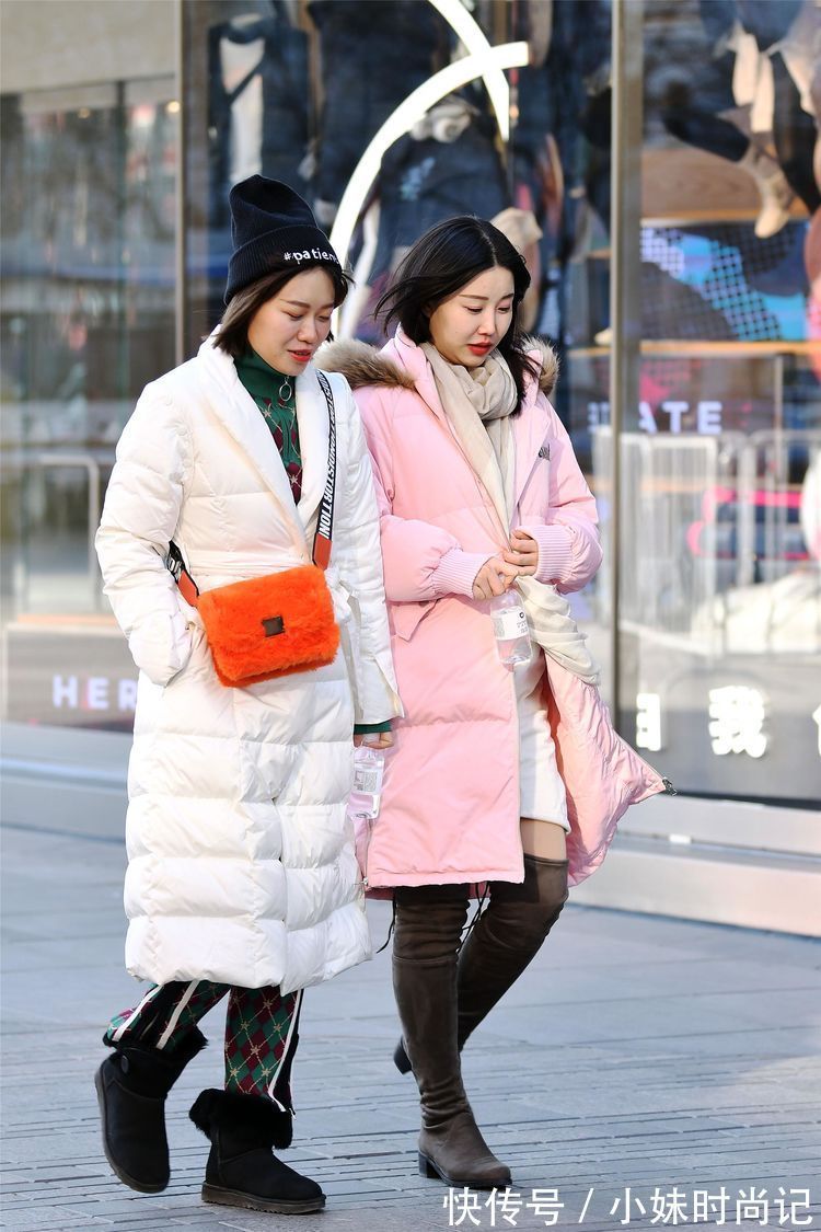 蕾丝|街拍:小姐姐穿着一件黑色连衣长裙,侧面开叉,有一份优雅的感觉