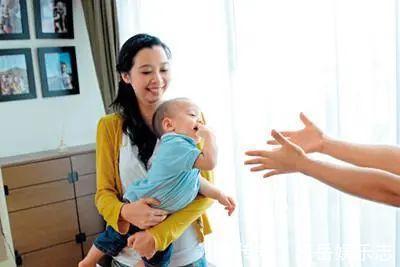 张老太|为什么宝宝一见到某个人就会突然大哭并非迷信,父母要心中有数
