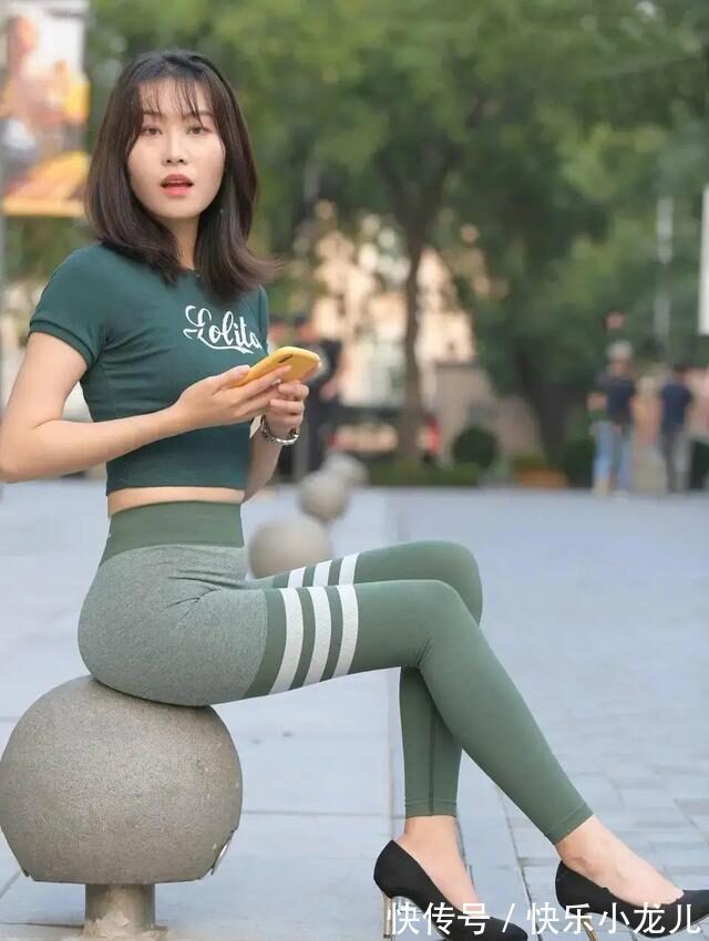 舒适 打底裤的装扮轻松穿出女神风格,显得十分的时尚优雅