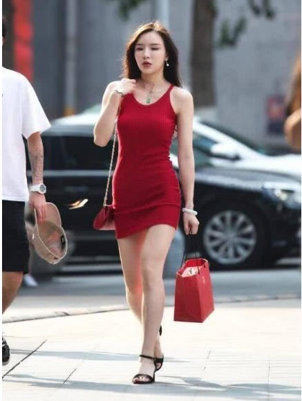美女街拍：红色连衣裙搭配黑色凉鞋，气质优雅，青春减龄