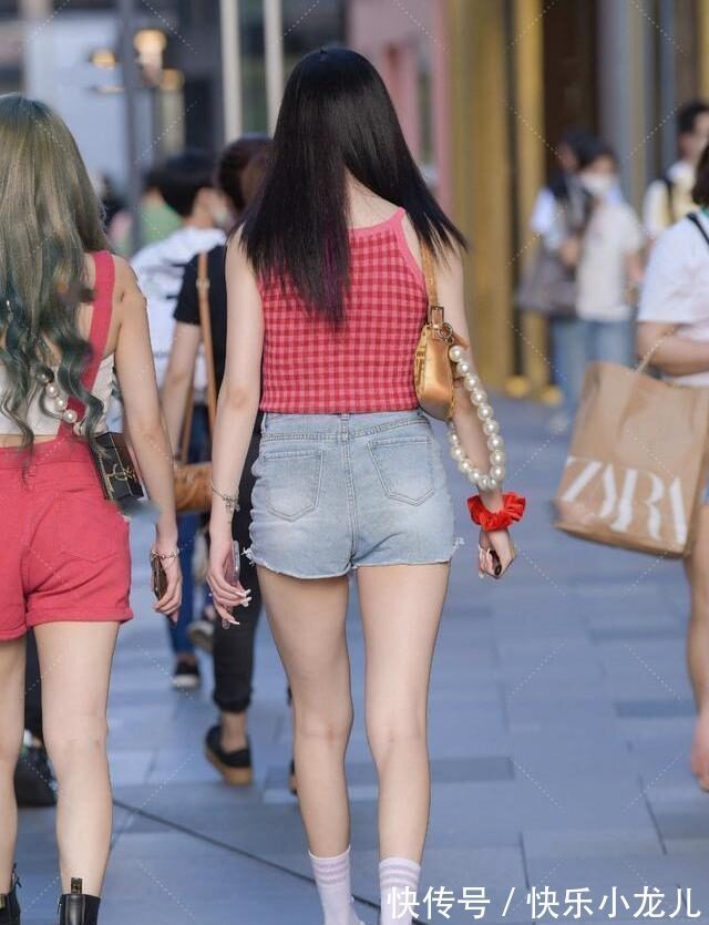 牛仔短裤 方格上衣与牛仔短裤搭配,轻松营造青春洋溢的时尚造型