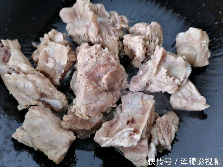 味道|炖排骨别总放土豆,它才是“绝配”,味道鲜美又补水,秋季别错过