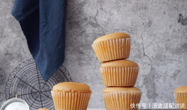 这蛋糕不回缩不开裂,细腻松软,蛋香浓郁,4种食材就可以做出来