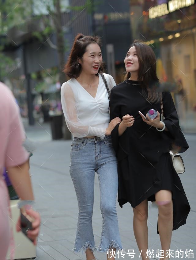 项链 白色V领拼接网纱长袖,简单又简约的服饰搭配上配饰就显得不一般