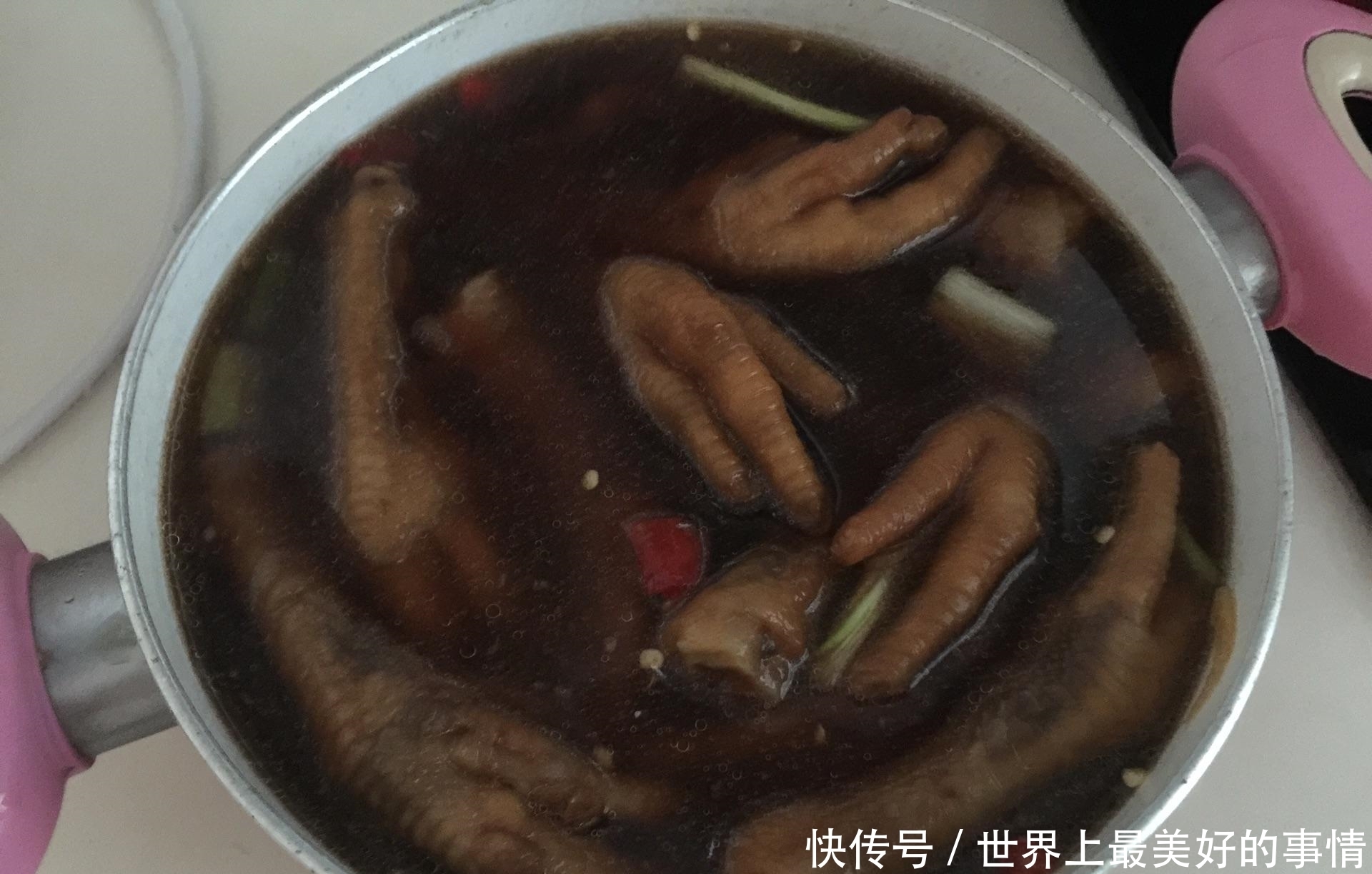 超简单又下饭的爽口凤爪,香辣开胃,一口接着一口停不下来了