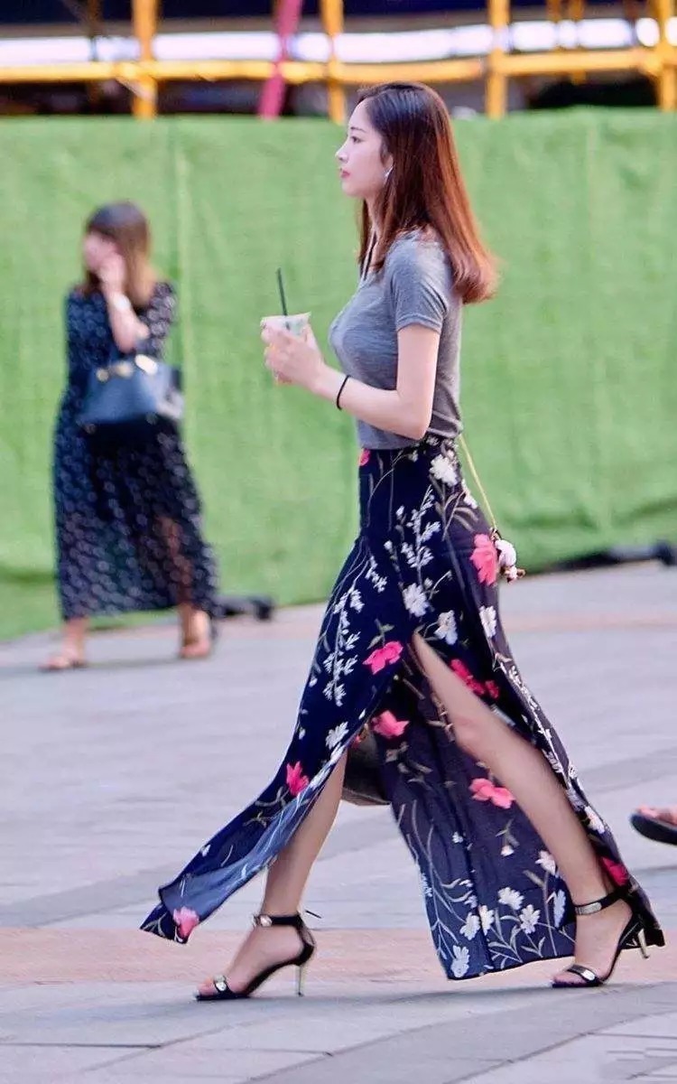 西装外套|街拍：美女搭配高跟鞋，让自己拥有女神般的魅力