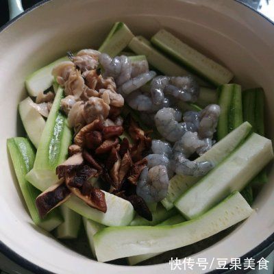 快手|简单快手又下饭的丝瓜海鲜煲仔饭，吃起来那叫一个香