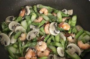 家常蘑菇菜谱,芦笋蘑菇炒虾仁,简单美味下饭,适合夏天