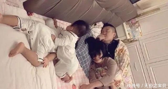 夫妻俩带娃一起睡觉，画风清奇笑哭网友：孩子是捡来的吗？