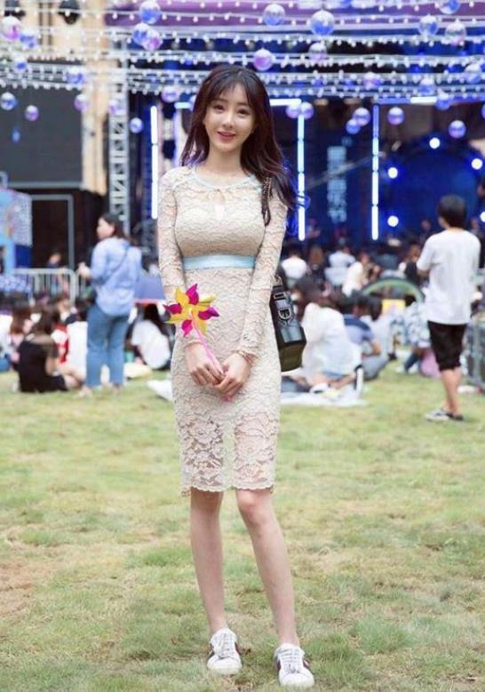  街拍：小姐姐身穿粉色套装，肩挎红色包包，靓丽又大气